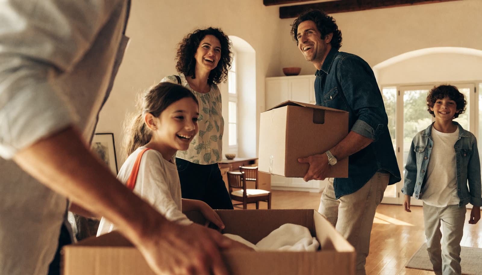 Famiglia felice nella nuova casa dopo un intervento di ristrutturazione