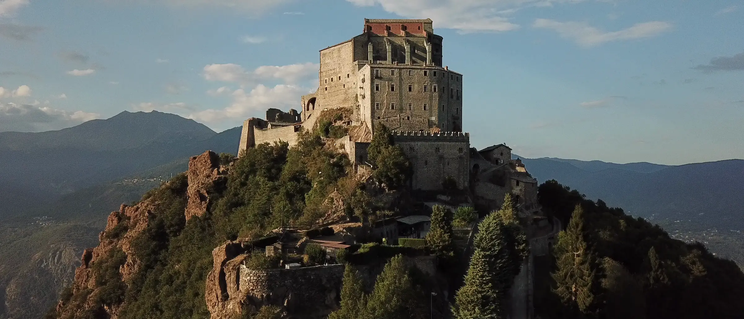 La Sacra di San Michele sopra la Val di Susa, ripresa aerea reale