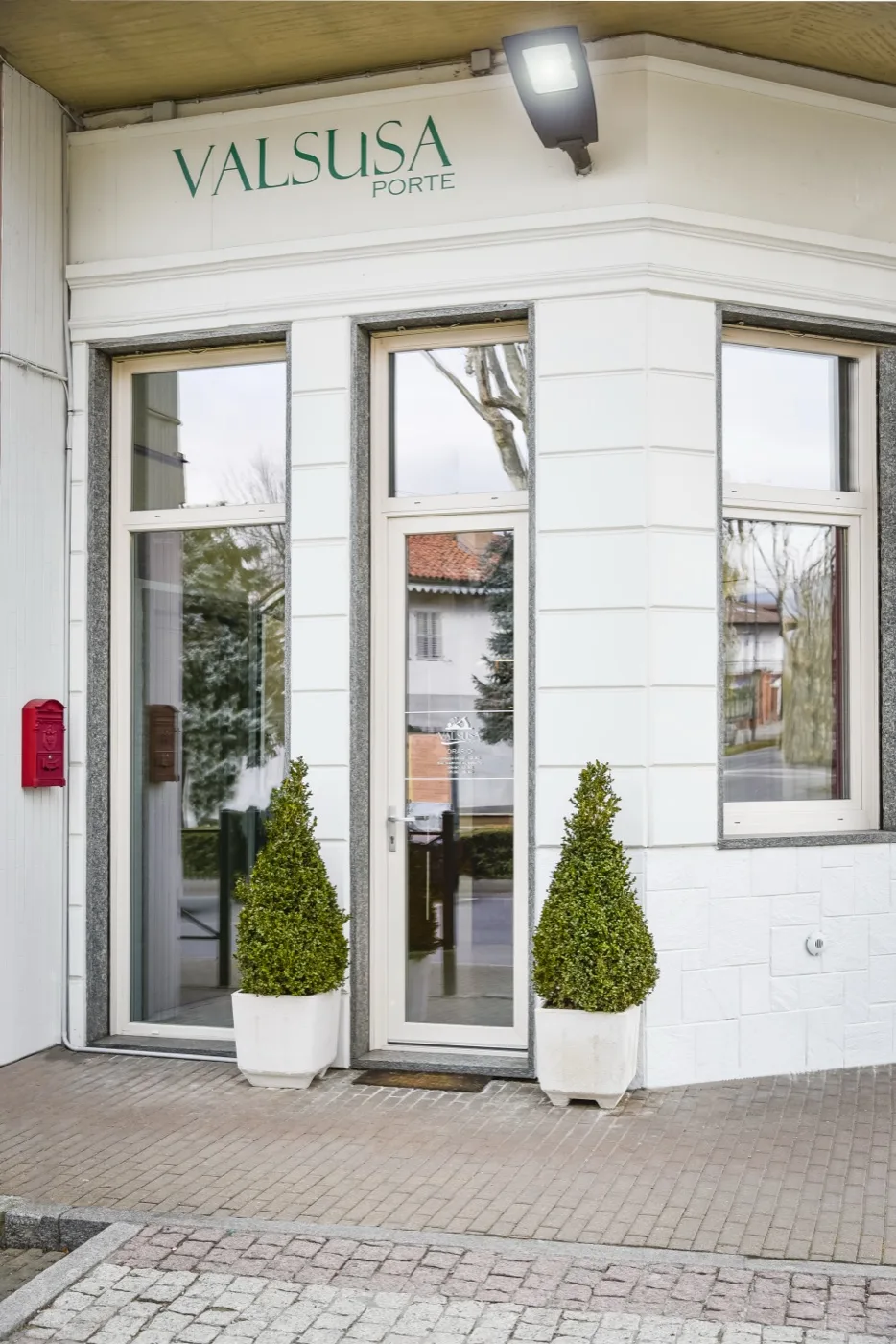 L'ingresso dello showroom Valsusa Serramenti a Giaveno