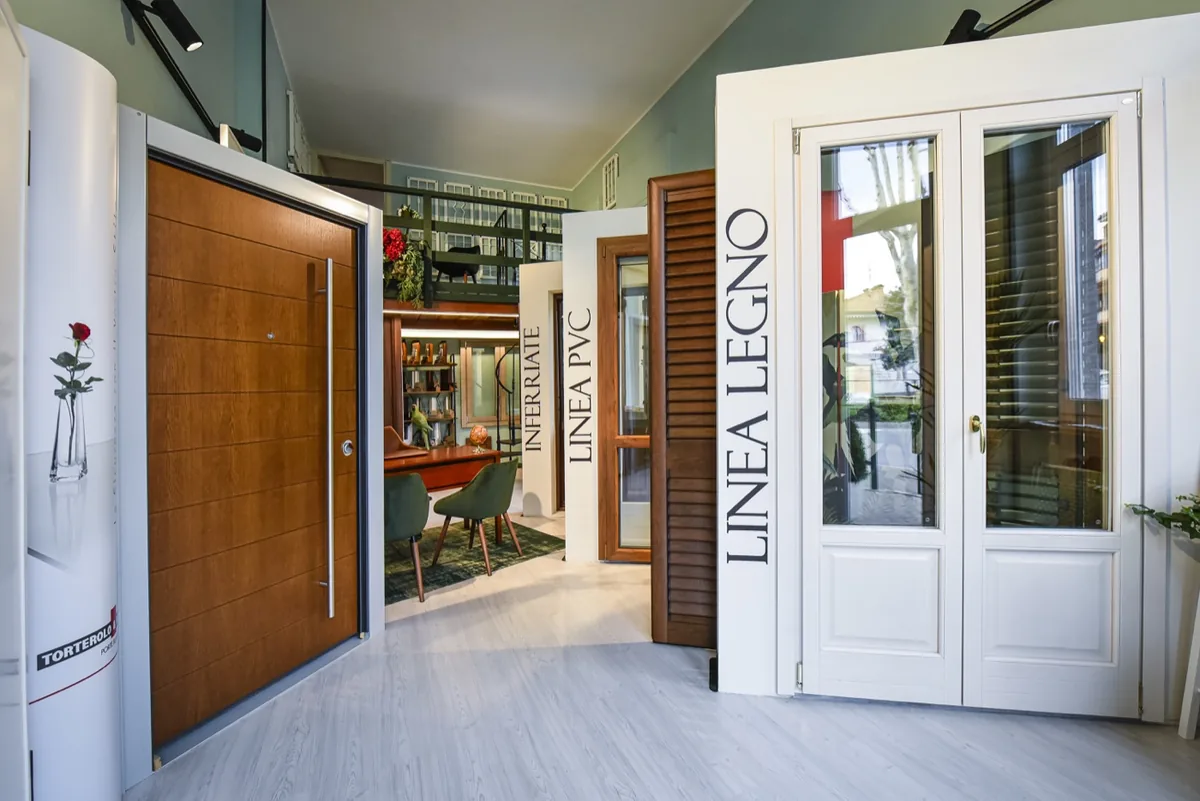 Interno showroom — esposizione porte e infissi