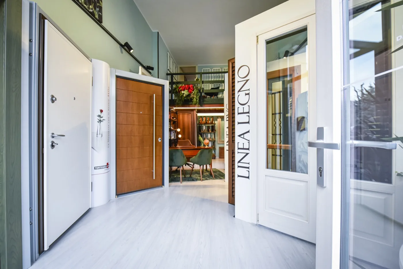 Showroom Valsusa Serramenti — linee esposte