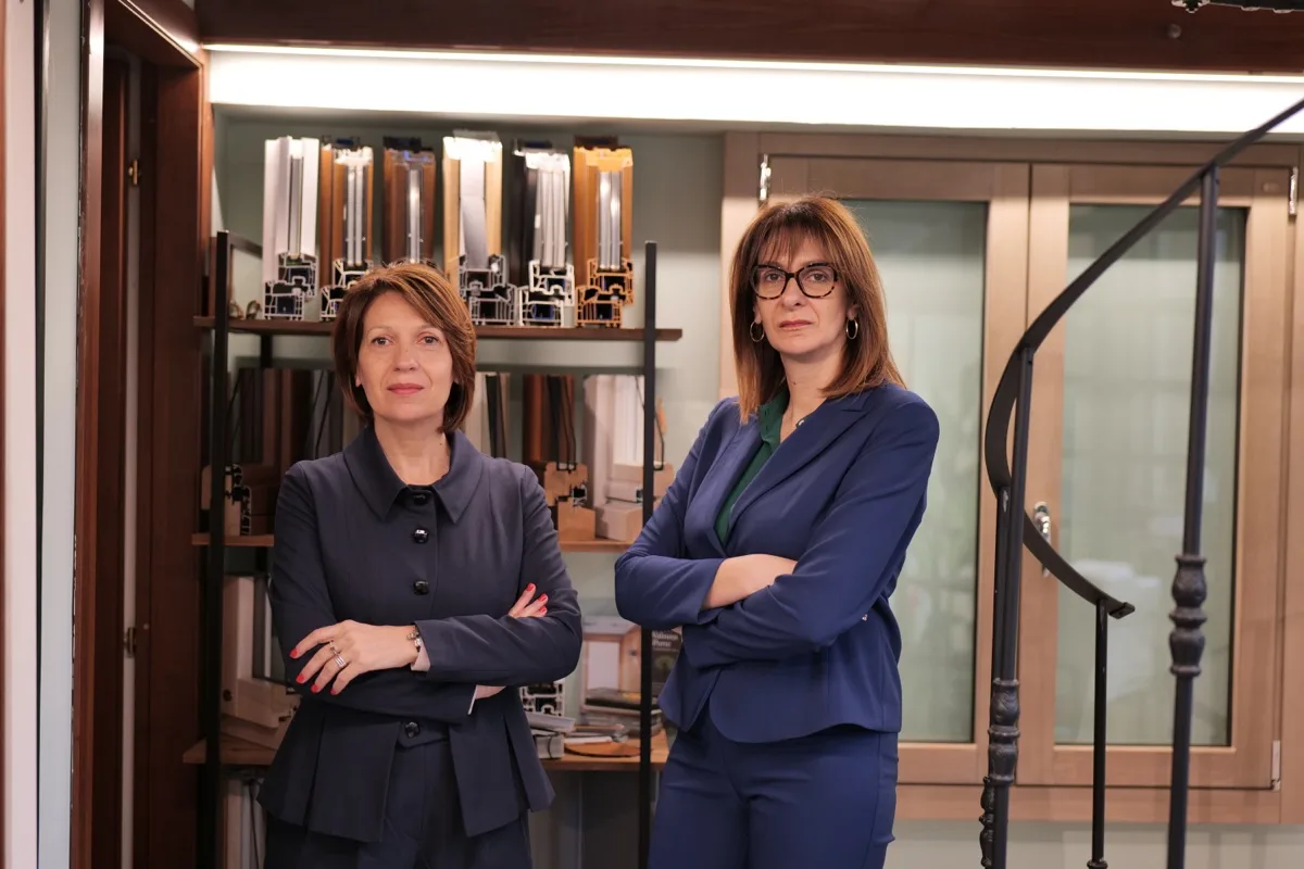 Il team Valsusa Serramenti nello showroom di Giaveno